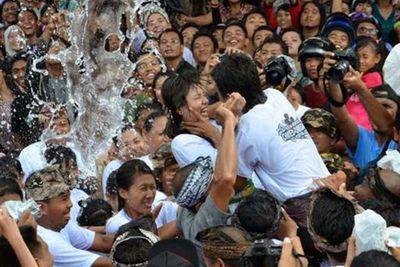 Mengenal Omed-Omedan Sebuah Tradisi Unik dari Bali yang Sarat Makna dan Kebersamaannya