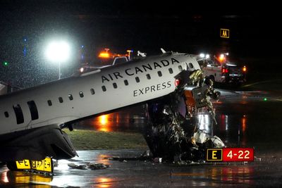 Dua Pilot Tewas Setelah Pesawat Tabrak Truk Pemadam di Bandara New York
