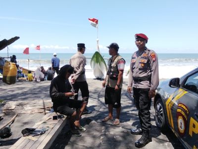 Libur Lebaran Malah Jadi Tragedi, Dua Pelajar Asal Jawa Barat Nyaris Terseret Arus di Pantai Parangtritis