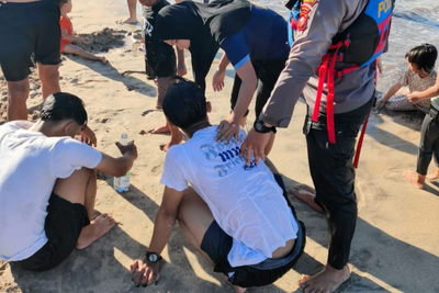 SAR Gabungan Evakuasi Empat Wisatawan yang Terseret Ombak di Garut