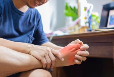 Tips Mengatasi Asam Urat pada Kaki agar Tidak Mudah Kambuh, Cara Alami hingga Kebiasaan Sehari-hari