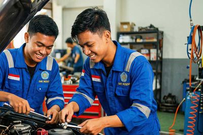 Jurusan SMK yang Tidak Mudah Tergantikan AI untuk Laki-laki