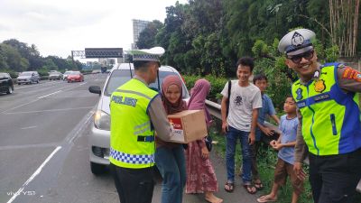 Polantas Kota Tangerang Patroli Rumah Kosong dan Bagikan Sembako