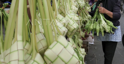 Lebaran H+5 di Malang, Penjual Janur Kuning dan Ketupat Mulai Ramai di Pasar
