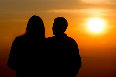 Sinyal Cinta yang Belum Padam: 7 Tanda Mantan Masih Memiliki Perasaan pada Anda