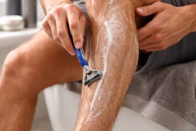 Perlukah Laki-laki Mencukur Bulu Kaki? Ini Penjelasan dan Triknya
