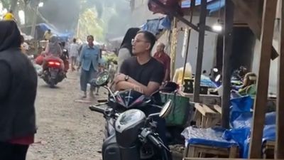Aksi Istri Iseng di Keramaian Bikin Suami Kaget, Responsnya Bikin Ngakak