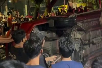 Mobil Terjun ke Kanal di Makassar Saat Hujan Deras, Pengemudi Diduga Hilang Konsentrasi