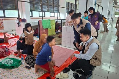 Gandeng Polda Metro Jaya, Mahasiswa UNAIR Fokus Pulihkan Mental Korban Banjir di Cilincing