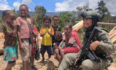 Hangatnya Kebersamaan, Polisi dan Anak-Anak Papua Tertawa di Sugapa