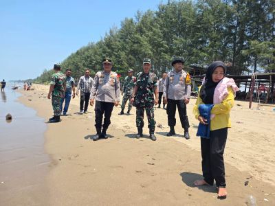 Polisi dan TNI Patroli Pantai Bantayan, Jaga Keamanan Libur Lebaran