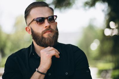 7 Gaya Rambut Pendek Pria dengan Jenggot Paling Keren 2026, Maskulin Abis!