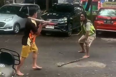 Jukir di Makassar Ngamuk Dipicu Cekcok Rumah Tangga, Ancam Warga Pakai Pisau