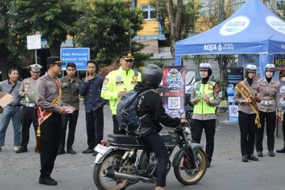 Langkah Bijak Polres Pekalongan Sapa Masyarakat dan Bagikan Minuman Gratis Pada Pemudik