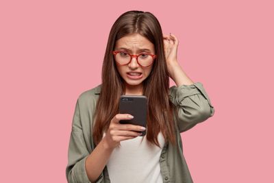 Layar HP Bergaris? Ini Tips Memperbaikinya Tanpa Harus ke Tempat Service