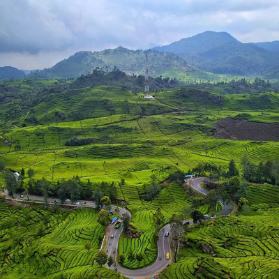 Kendaraan Membludak ke Destinasi Wisata Jabar pada H+3 Idulfitri 2026