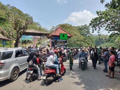 Lebaran Ketupat Pantai Papuma Diserbu 8.800 Pengunjung, Ambulans Beberapa Kali Evakuasi Korban