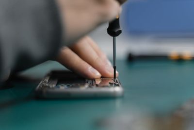 Bukan Sekadar Layar dan Baterai, Ini 8 Komponen Tersembunyi yang Bikin HP Anda Pintar