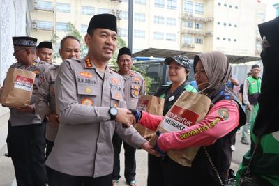 Dengarkan Keluhan di Lapangan, Kapolres Bagikan. Sembako ke Ojol