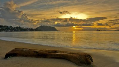 Pesona Sunrise Pantai Holtekamp Jayapura