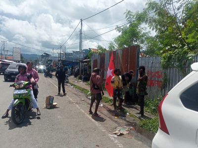 Aksi Penggalangan Dana Aktivis KNPB Nabire Diadang Polisi