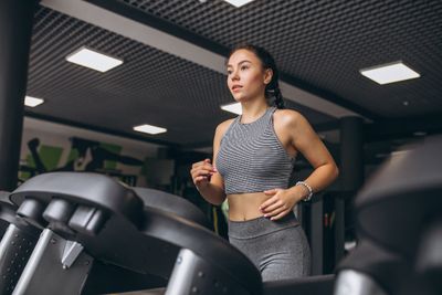 8 Tips Gym Malam Hari Biar Tetap Energi, Nggak Lemas!