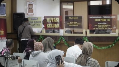 Beberapa Petugas Samsat di Jateng Layani Masyarakat Bayar Pajak dengan Maksimal, Meski Masih Awal Kehadiran Pasca Cuti Lebaran