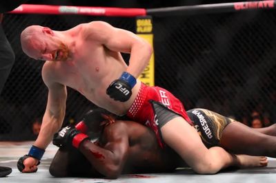 Israel Adesanya KO Lagi, Kalah Keempat Beruntun Usai Dihajar Joe Pyfer di UFC Seattle