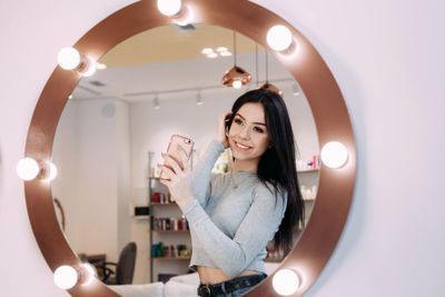 40 Caption Mirror Selfie Bahasa Inggris Singkat dan Artinya