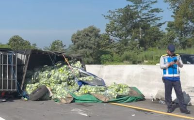 Pickup Bermuatan Labu Siam Kecelakaan di Tol Lawang KM 84, Pengendara Diminta Waspada