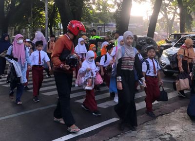 Hari Pertama Sekolah Usai Lebaran di Malang Disambut Tawa dan Semangat Baru