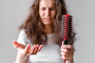 6 Kebiasaan Sehari-hari yang Bikin Rambut Rontok, Kamu Masih Lakuin?