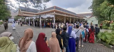 Ribuan Warga Serbu Kepatihan Jogja, Antusias Salaman dengan Sultan dan Paku Alam