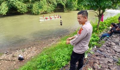 Pastikan Kelancaran Acara, Personel Polsek Jujuhan Amankan Lomba Pacu Perahu di Tanjung Belit