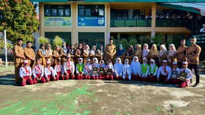 Hari Pertama Sekolah, Camat Kuta Baro Tekankan Akhlak dan Adab Siswa