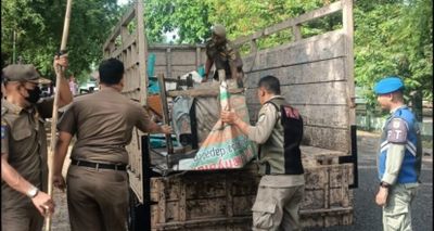 PKL Nekat Jualan di Masjid Raya, Satpol PP Banda Aceh Langsung Sita Barang