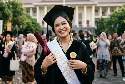 Lulus Cum Laude Bikin Cepat Dapat Kerja? Ini Fakta dan Penjelasannya
