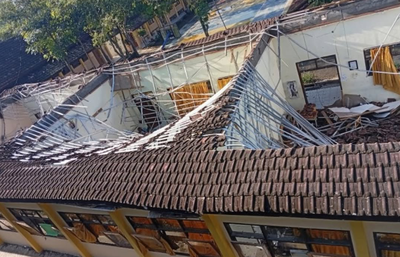 Atap Ambruk di SMKN 1 Ampelgading, Sekolah Tetap Jalan, Siswa Dialihkan ke Ruang Aman