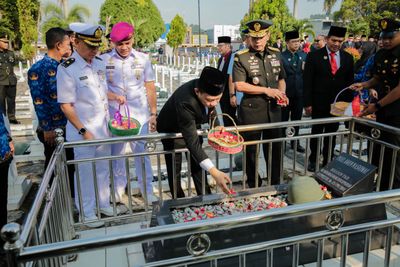 Ziarah dan Tabur Bunga di Taman Makam Pahlawan Warnai Peringatan HUT ke-62 Lampung