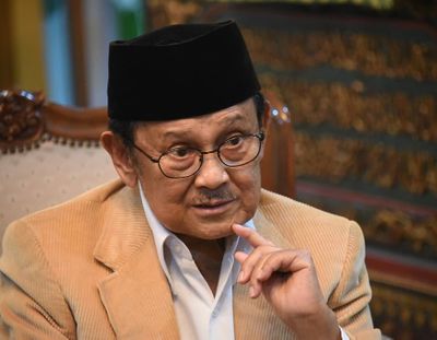 Dibongkar Cucu, Ini Kebiasaan Unik BJ Habibie Pakai Parfum: Disemprot sampai ke Udara