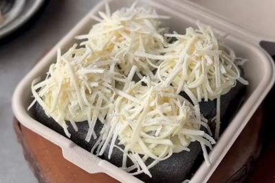 Bikin Sendiri Lebih Hemat! Ini resep Cheesy Black Milk Bun Ala Bakery