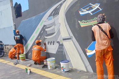 Cegah Vandalisme, PPSU Kamal Mutiara Sulap Tembok Kumuh Jadi Mural Bertema Pesisir yang Estetik!
