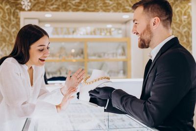 Emas Perhiasan dan Emas Batangan, Mana yang Lebih Cocok untuk Investasi?