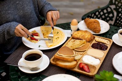 Boleh Gak Sih Bungkus Makanan Sarapan Hotel? Simak Aturan Hospitality yang Wajib Kamu Tahu!