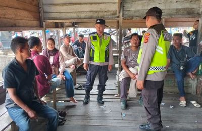 Pastikan Keamanan Penumpang, Subsatgas Binmas Polres Tanjab Barat Kawal Arus Balik di Pelabuhan Abbas