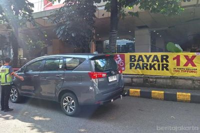 Sudinhub Jakarta Selatan Pasang Spanduk Tolak Juru Parkir Liar, Blok M Square Kini Bebas Pungli