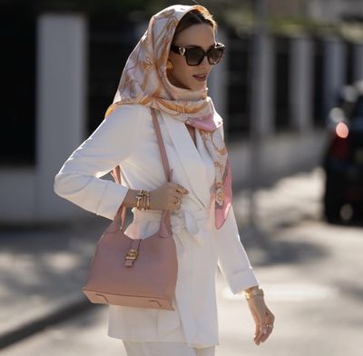 Gaya Anggun Alexandra Lapp Pakai Scarf dan Tas Pink Serasi, Asalnya dari Brand Lokal Indonesia