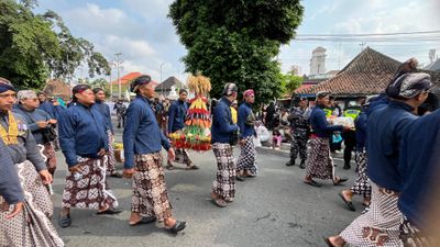 Tumpah Ruah Warga dan Turis Asing disepanjang Titik Nol Jogja, Saksikan Kirab Budaya Hasil Bumi Pada HUT ke-80 Sri Sultan HB X