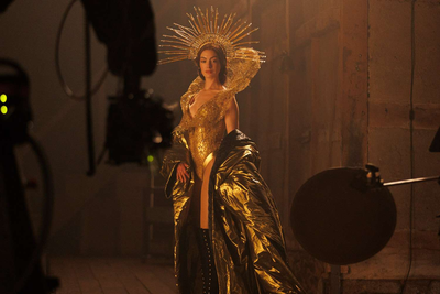 Trailer Mother Mary Dirilis, Tonjolkan Transformasi Anne Hathaway Jadi Pop Star