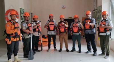 Tingkatkan Keselamatan Pesisir, BPBD Banda Aceh Bekali Anak Penjaga Pantai dengan APD